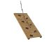 Schuine klimwand met houten klimblokken